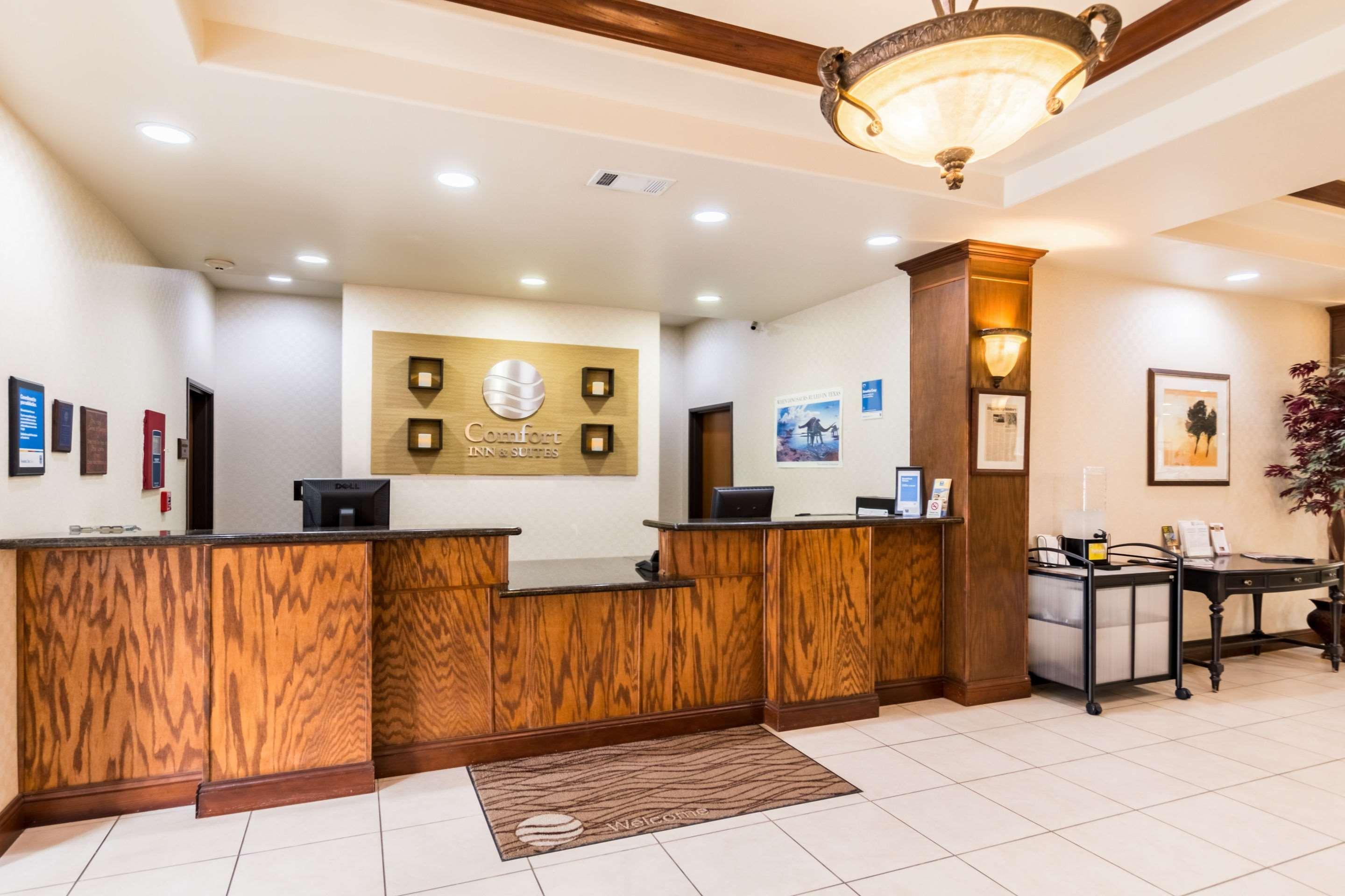 Baymont Inn & Suites By Wyndham Glen Rose Exterior photo