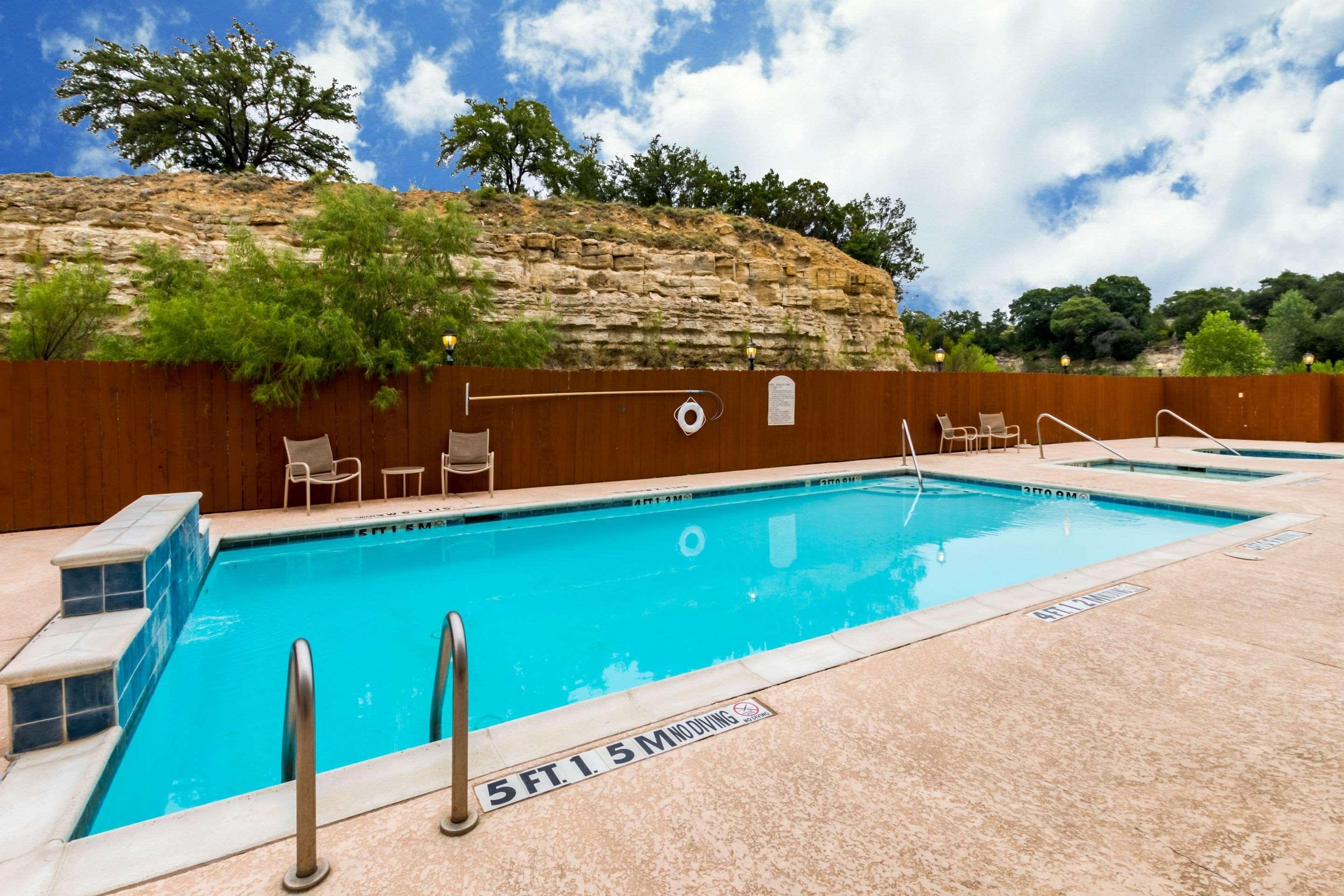 Baymont Inn & Suites By Wyndham Glen Rose Exterior photo